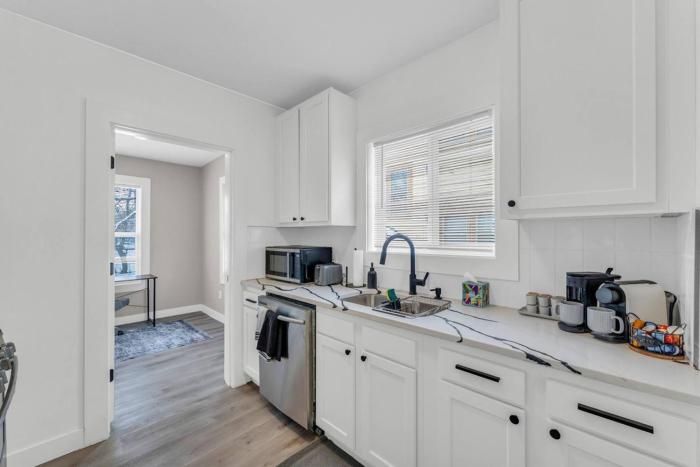Stylish & Bright 3BR • Near Hospitals + Parking