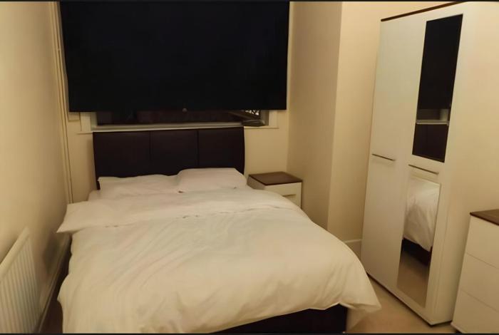 5 Minutes to Town Centre and Local Amenities At Stoke On Trent