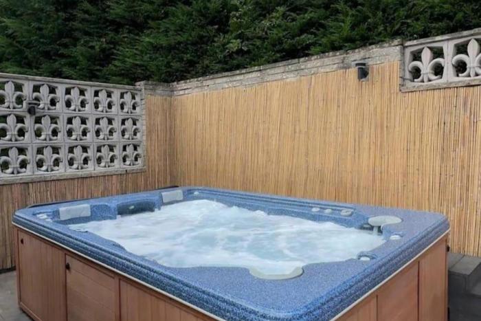 RentMySpaHome with Swimming Pool Hottub and Sauna