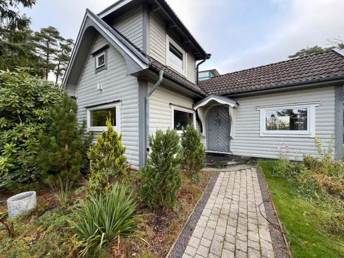 Workers House Villa Near the Lake - 4 BR - 8 Beds - Parking - Near Volvo