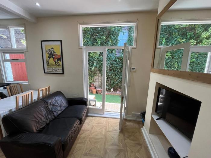 Spacious 4 bedroom flat in a desirable location