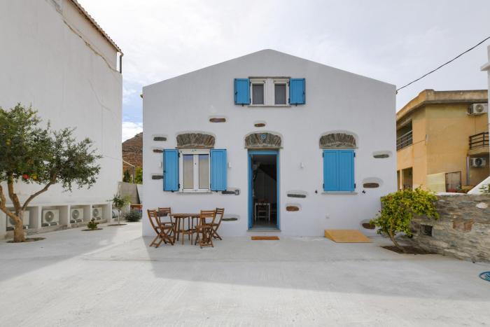 Stylish villa Antika close to the shops and restaurants in Korissia, Kea