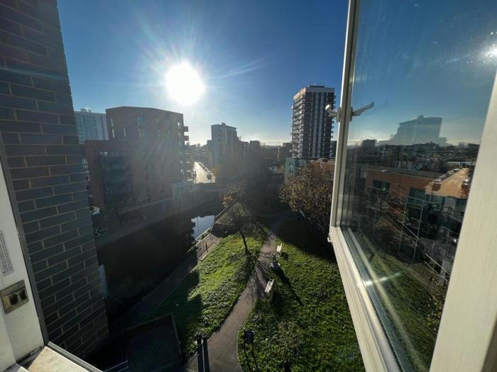 1 bed, bright flat in Limehouse, East London, fast WiFi