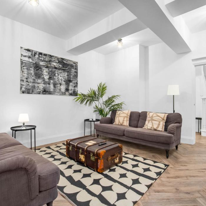 Central Wolverhampton 2-Bed Townhouse - Gated & Secure - Bedroom TV 1CO