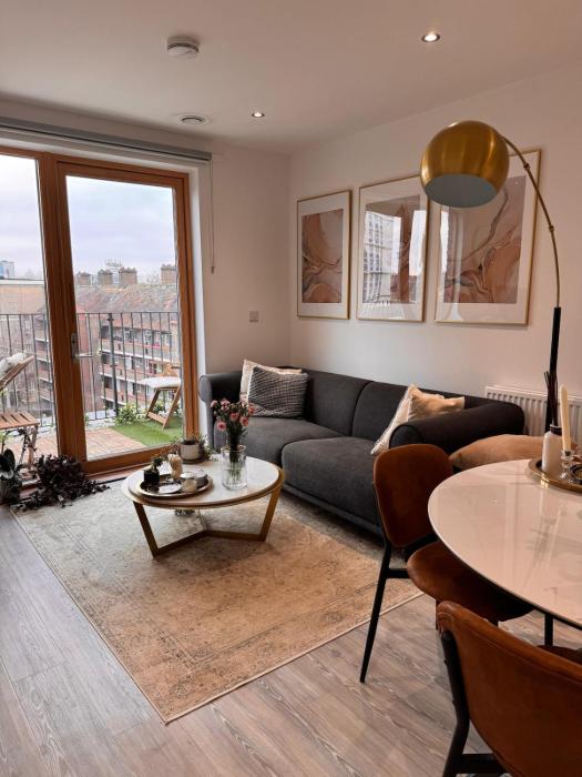 Host My Nest - 2-Bed Flat - Balcony Views