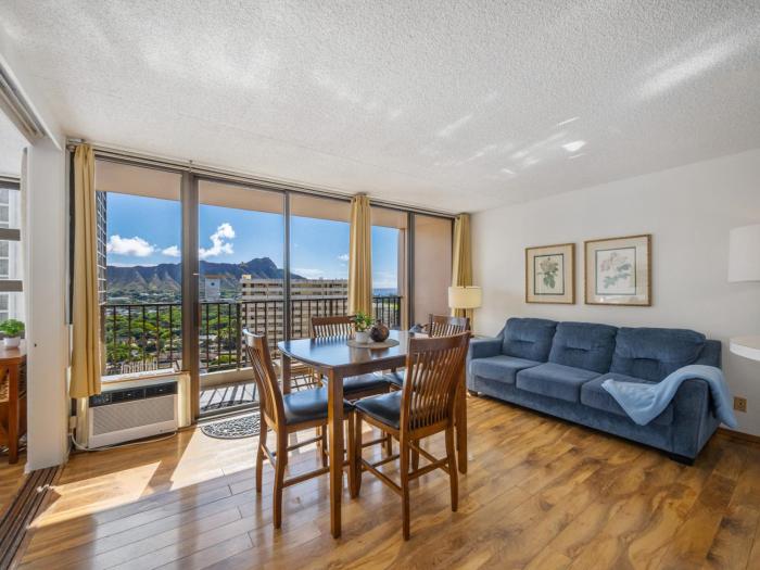 Walk to Beach. King Bed. Diamond head. Ocean view