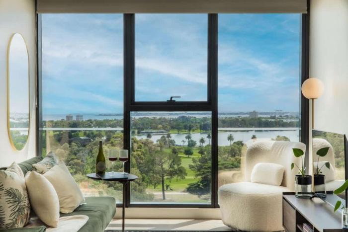 The Elegant Green Suite - City & Albert Park Views