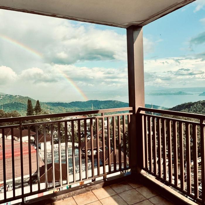 BalaiCo Tagaytay 11F 2BR with balcony TAAL view