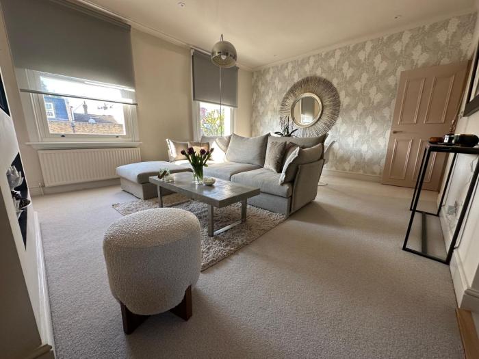 Near Fulham Broadway Station - Sleeps 2 King Sized