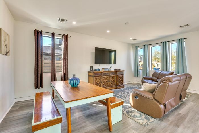 Shop, Dine and Unwind Apt 2 Mi to Dtwn Phoenix!