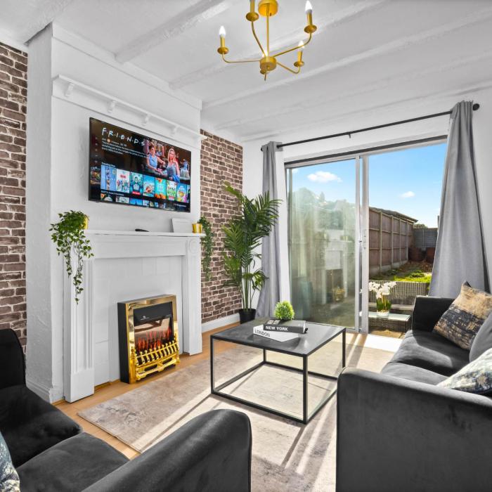 Stylish Four Bed House - 7 Guests - Garden - Parking - Netflix 802W