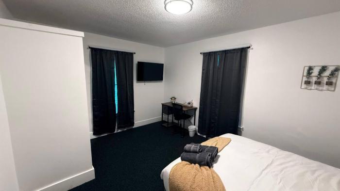 Nona - Private Room 1 with Parking, Desk & Fast WiFi near Yale, Quinnipiac, SCSU & Hospitals