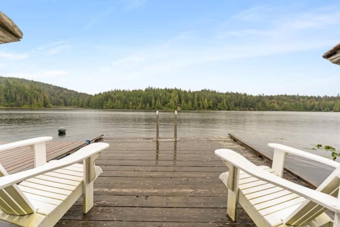 Kemp Lake House - lake front w Hot tub
