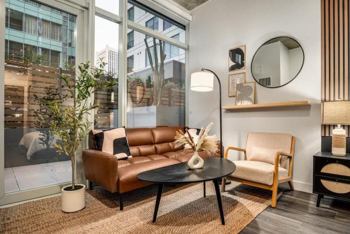 Boulevard Stays Downtown Urban STU Pool Parking Gym