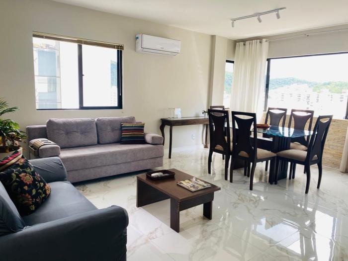 Amplo com sacada pertinho da praia