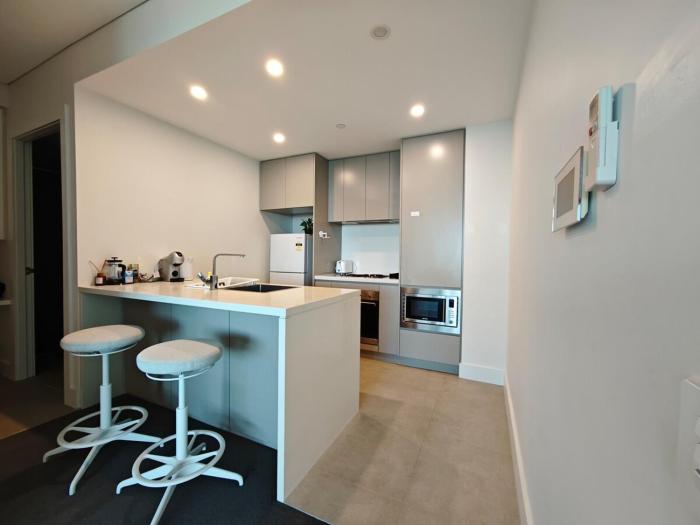 Modern Comfort Stay - Near Stadiums Green Spaces-19