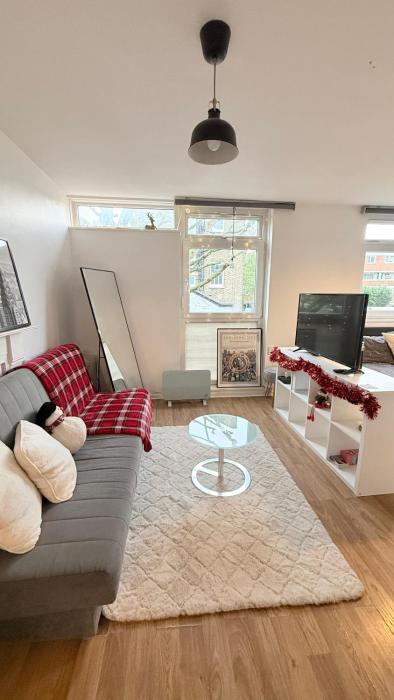 Colourful & Comfy Studio Flat