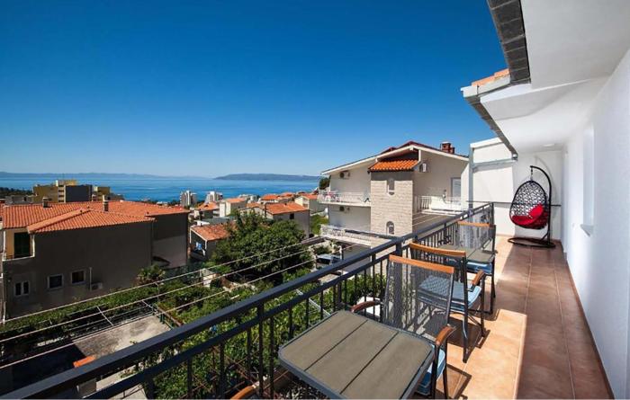 3 Bedroom Cozy Apartment In Makarska