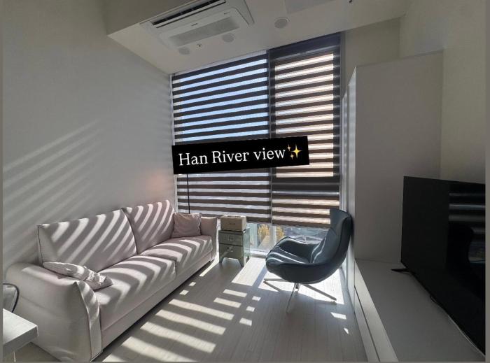 NEW-Hongik University Hapjeong Station 2 minutes Luxury hotel style Panoramic Han River View Queen bed for 2 people Comfortable sofa Interior