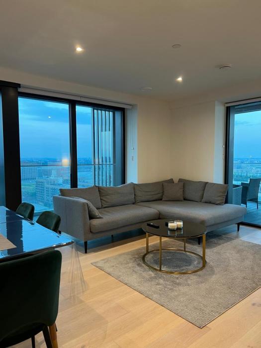 Stunning Premium 2 Bed Flat with Great Views