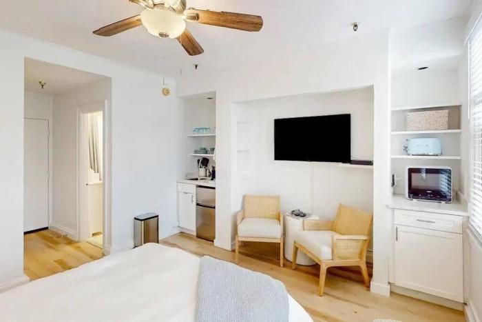 Palm Beach Condo 5 Mins to Beach Heated Pool