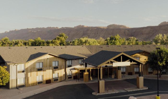 Slackline Moab, Outset Collection by Hilton