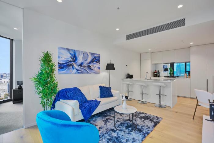 High-Rise Luxury 2-Bedroom Apartment with Pool, Gym and Views