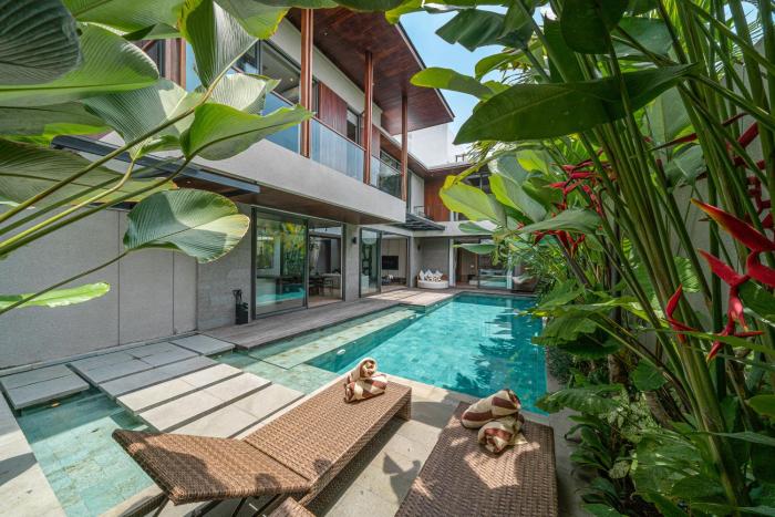 Akar & Daun - NEW! 8BR Villa Haven, Near Berawa Beach!