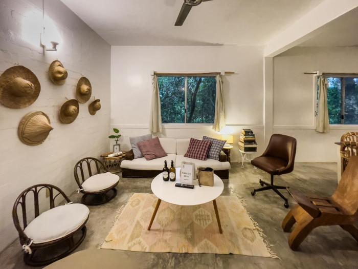 KAHILOM Nest Self-Service Home in Rainforest Nest with Kitchen - Monkeys, Bats, Pet Friendly with a Fee