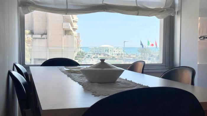 Bilocale in centro, con vista mare e Rotonda