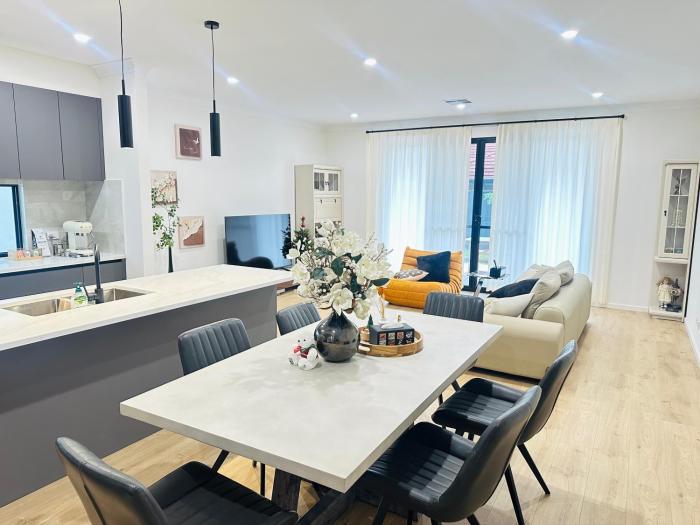 Brand New Galaxy Homes - Luxury Racecourse Stay