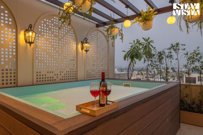 StayVista at Miorah Chalet with WiFi, Pool, TV