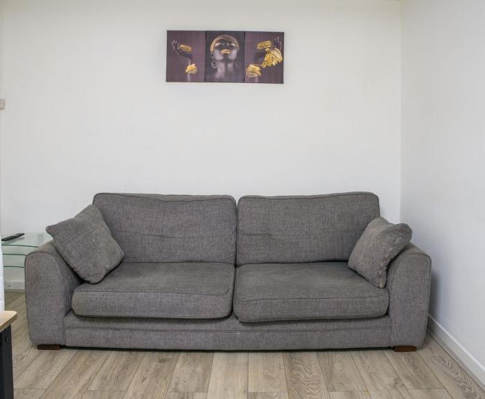 Three bedroom house near M54, J2