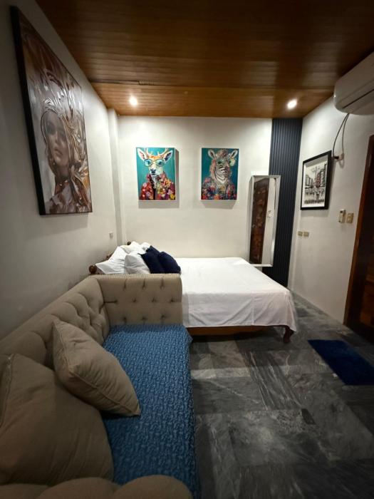 Elyu Jasons home with netflix and parking