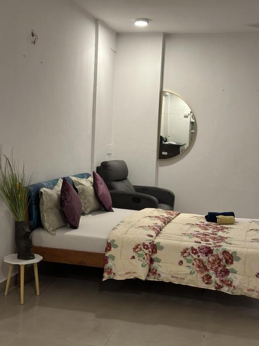 Qutub Cinema Loft with Bathtub