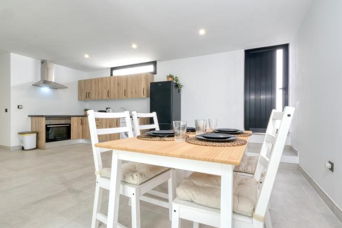 Luxury White House Apartment