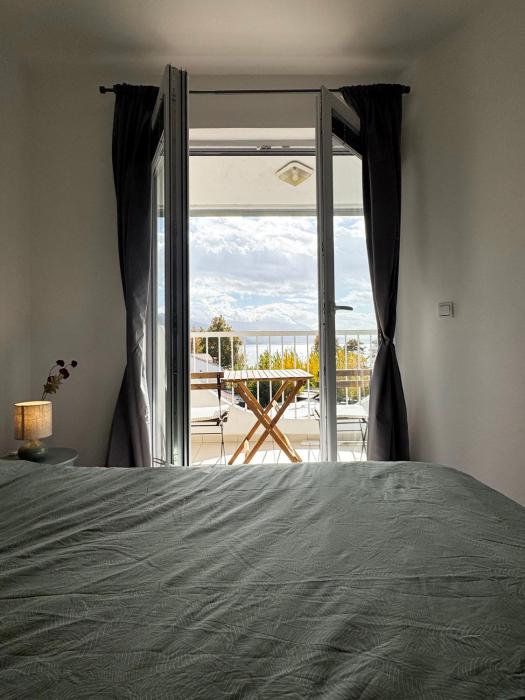 Lake view retreat - 1 min to beach- Free parking