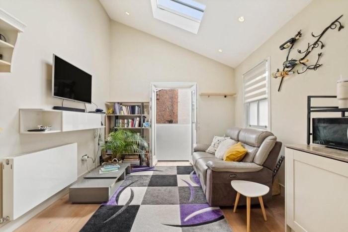 Bright and airy flat in Fulham Zone 2 with fast commute to Central London