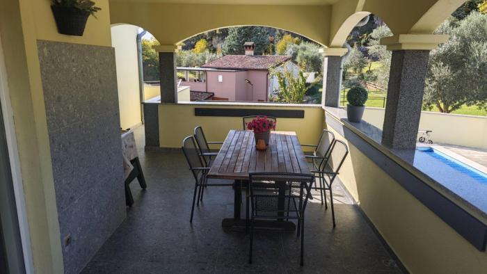 Flora Apartment with pool by Villas Guide