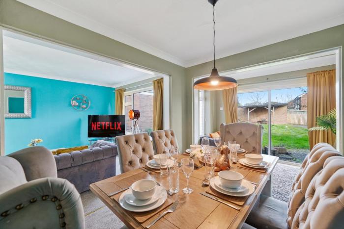 Elegant 4 Bed House - Parking and Garden -Sleeps 8