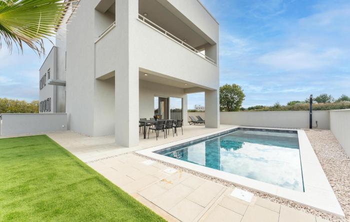 Gorgeous Home In Zaton