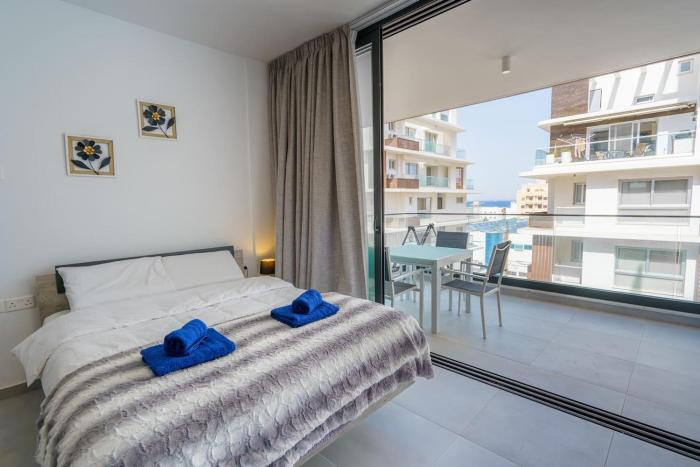 Seaview Suite49 steps to Mackenzie Beach Larnaca