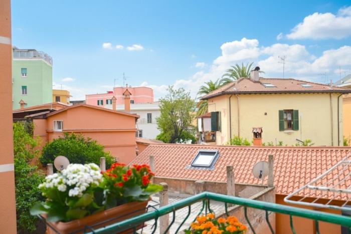 Bright apartment with balcony near Metro A