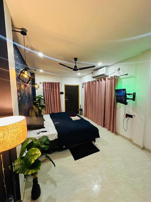 Jr Homestay 1 rk tv room