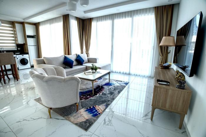 Spacious & Bright 2BR Apartment, 5min to Beach