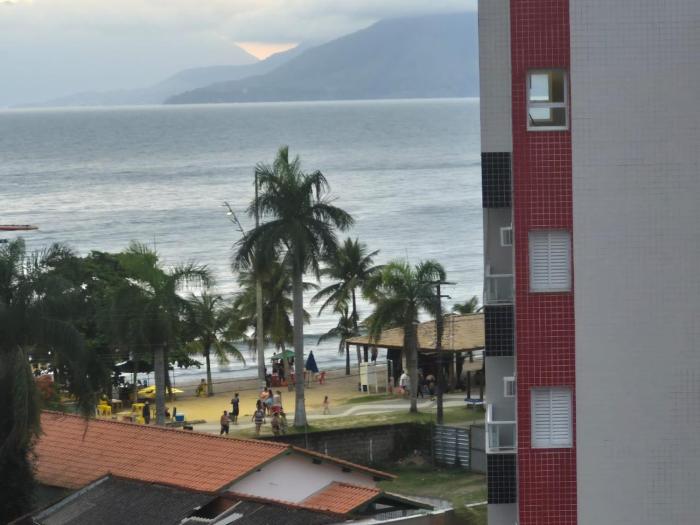 apartamento martim de sá 2 dormitórios PÉ NA AREIA churrasqueira na varanda gilberto