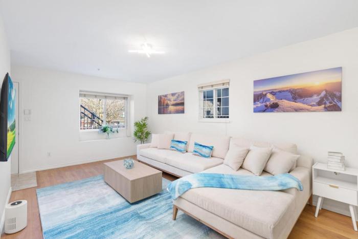 NEW Roomy 3BR Family Suite. 5 min to Skytrain.