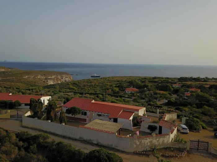 Hilltop Sardinian villa - 350m from a wild cove