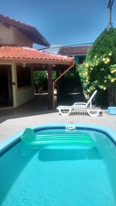 Casa com piscina e área de lazer a 5min da praia