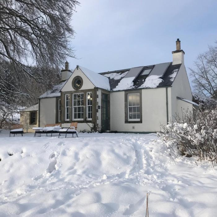 Gorgeous boutique off-grid cottage near Peebles